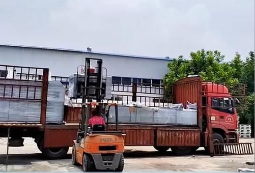 河南金偉玻璃鋼拉擠模具裝車發(fā)貨